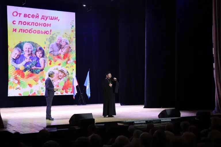 Священник посетил концерт, посвященный Дню пожилого человека