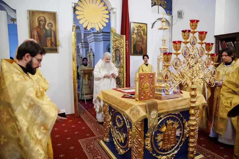 Божественная литургия в Спасо-Вознесенском кафедральном соборе Ульяновска