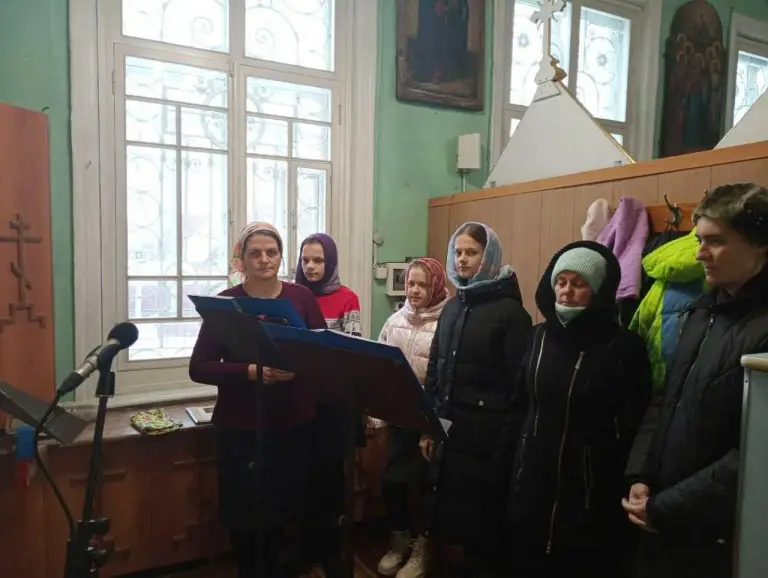 Учащиеся воскресной школы Богородице-Неопалимовского храма пели за Божественной литургией