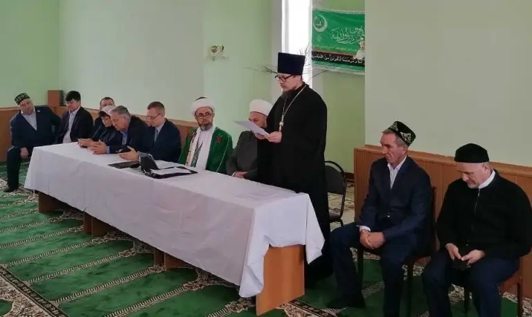 Священник поздравил мусульман с юбилеем и выступил с докладом