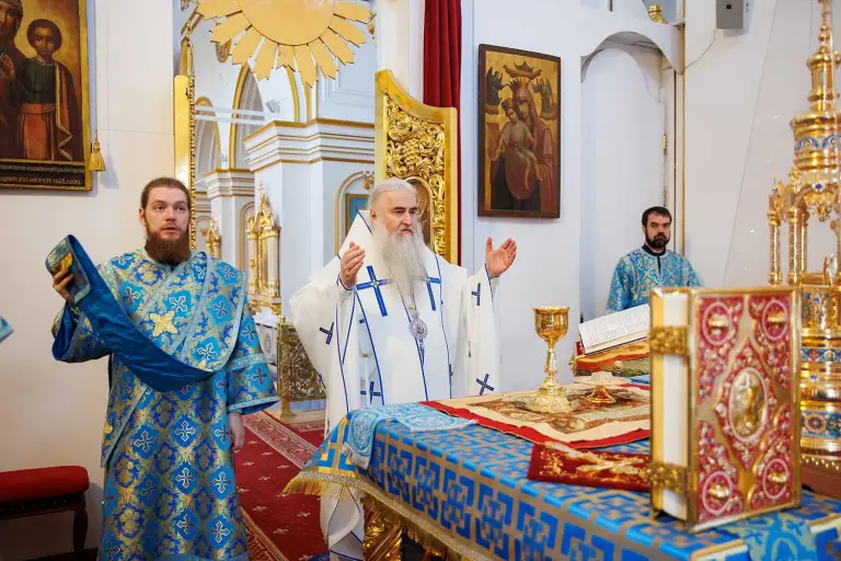 Божественная литургия в Спасо-Вознесенском кафедральном соборе Ульяновска
