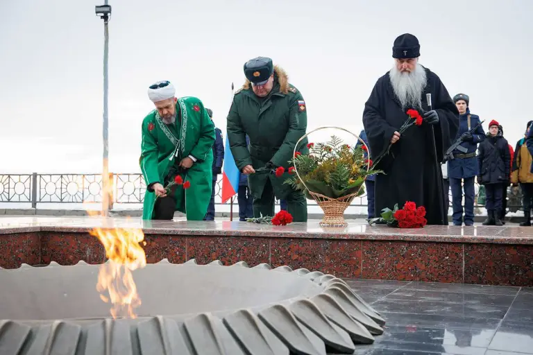 Митрополит Лонгин принял участие в церемонии возложения цветов к монументу воинской славы