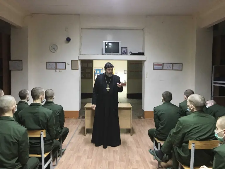 Военнослужащие срочной службы побеседовали со священником