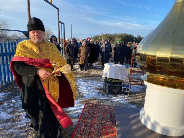 Освящены крест и купол строящейся часовни в с. Репьевка