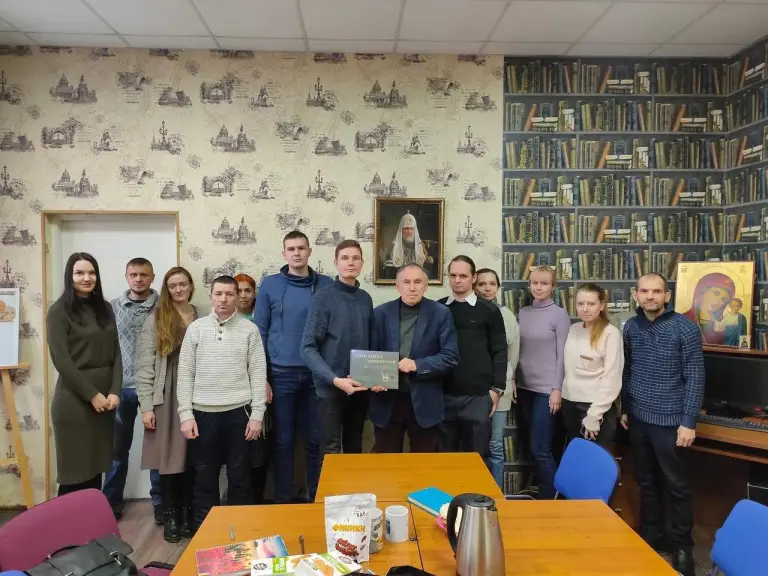 Участники православного молодежного клуба встретились с краеведом Владимиром Гуркиным