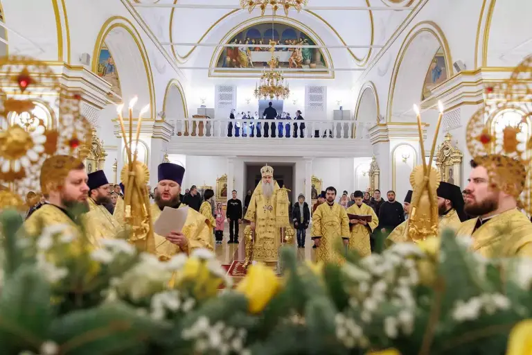 В новый год — с благодарностью и молитвой: Митрополит Лонгин совершил богослужение в Вознесенском кафедральном соборе
