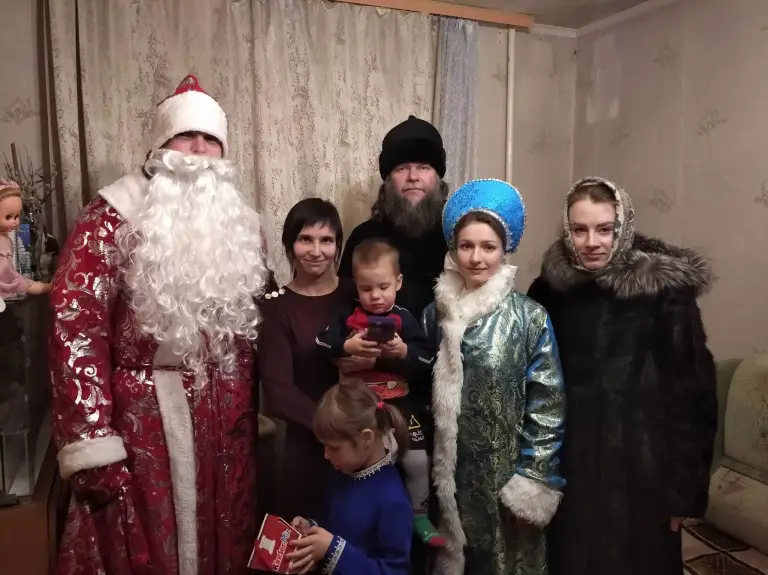 Участники православного молодежного клуба «Благовещение» поздравили детей из многодетных и нуждающихся семей