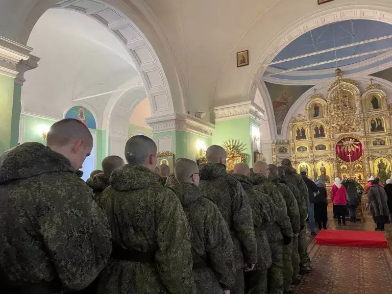 Военнослужащие межвидового регионального учебного центра войск связи посетили рождественское богослужение