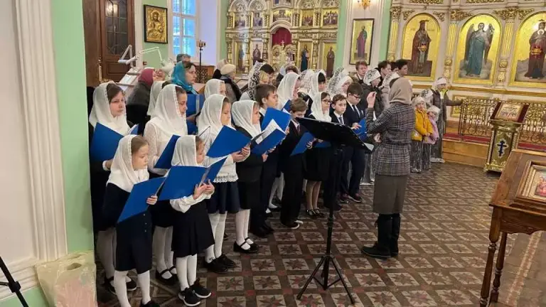 Дети из воскресных школ митрополии приняли участие в Божественной литургии в качестве чтецов и певчих