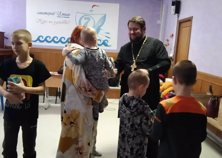 Беженцев в пунктах временного размещения поздравили с Рождеством Христовым
