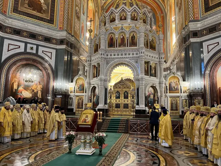 Божественная литургия в кафедральном храме Христа Спасителя в Москве