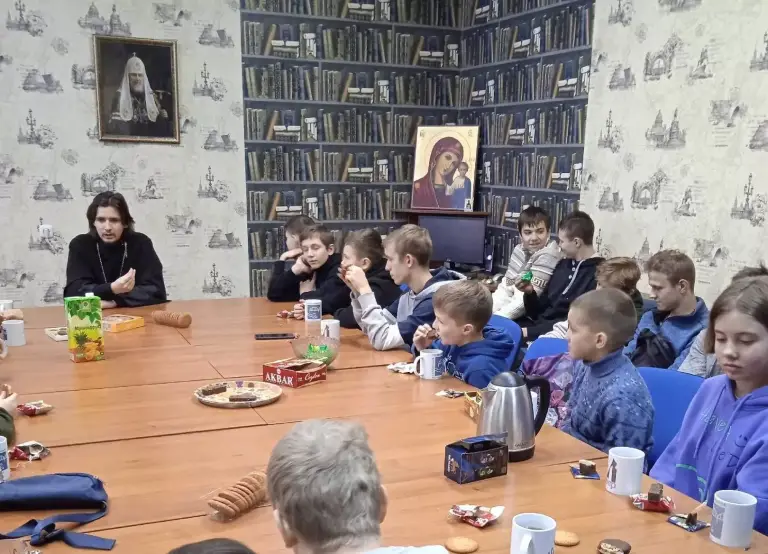 Воспитанники епархиального спортивного клуба приняли участие в субботнике и пообщались со священником
