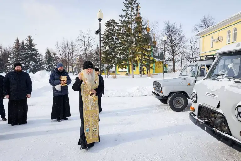 Митрополит Лонгин освятил автомобили УАЗ, которые будут направлены для вывоза раненых и перевозки гуманитарных грузов