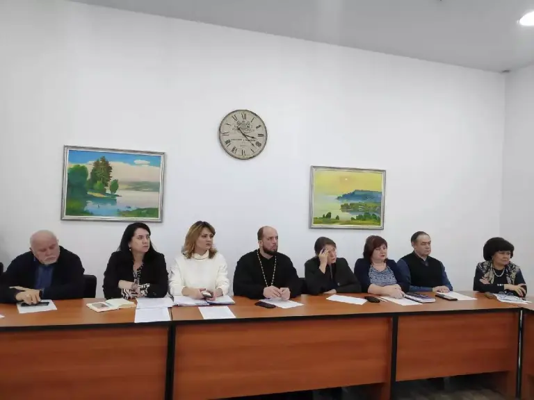 Священник принял участие в работе круглого стола, посвященного поддержке многодетных семей