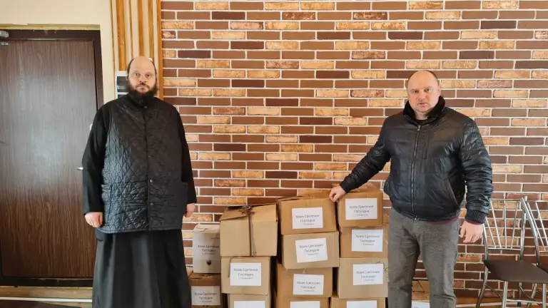 В храме Сретения Господня состоялась передача посылок для нужд военнослужащих