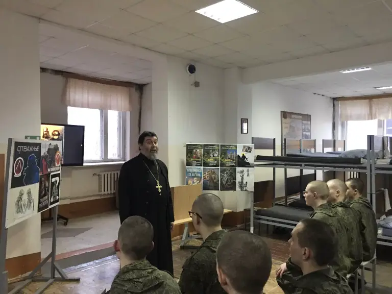 Священник встретился с курсантами учебного центра войск связи