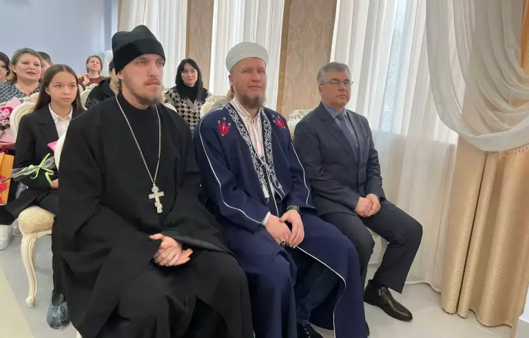Священник принял участие в церемонии вручения паспортов
