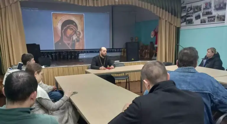 Священник принял участие в родительском собрании