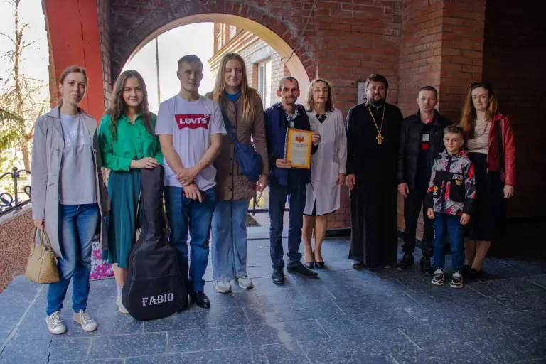 Симбирская православная молодежь поздравила пациентов госпиталя ветеранов войн с Пасхой