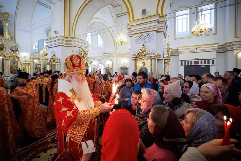К Великой Пасхальной вечерне в кафедральный собор Ульяновска был доставлен Благодатный огонь из Иерусалима