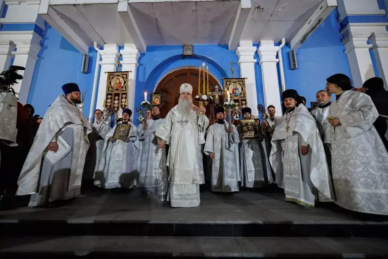 Пасха священная нам днесь показася