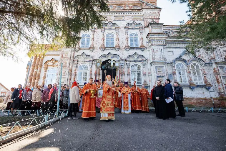 Божественная литургия в храме в честь Покрова Пресвятой Богородицы с. Карлинское