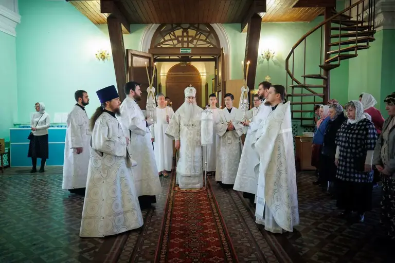 «Елицы во Христа крестистеся»: в Великую субботу совершена Крещальная литургия