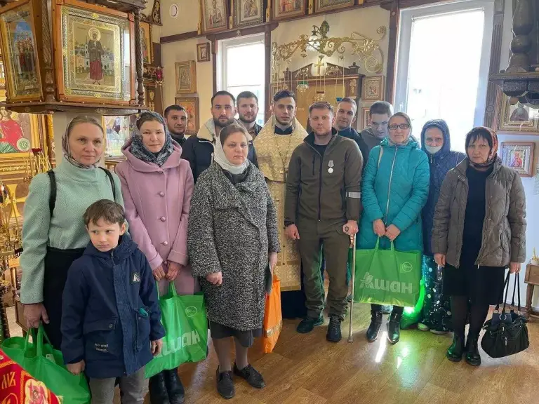 Представители городской федерации самбо поздравили прихожан храма во имя преподобного Серафима Саровского с праздником Пасхи