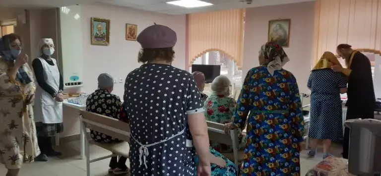 Пациенты онкологического диспансера причастились Святых Христовых Таин