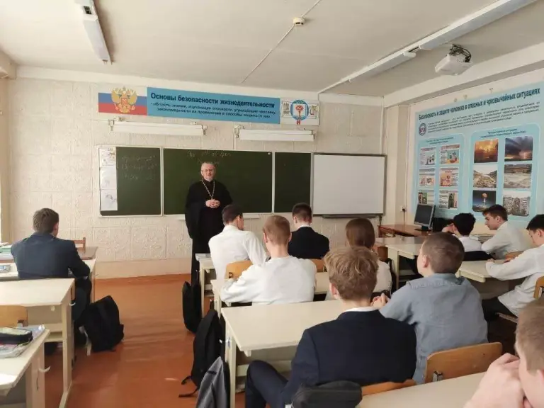 В школе № 25 состоялась встреча с настоятелем храма