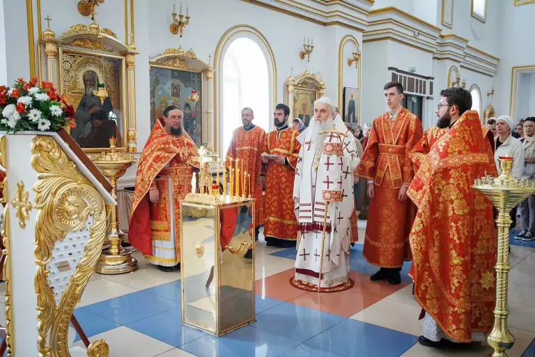 В День Победы Митрополит Лонгин совершил поминовение «вождей и воинов, на поле брани жизнь свою положивших»