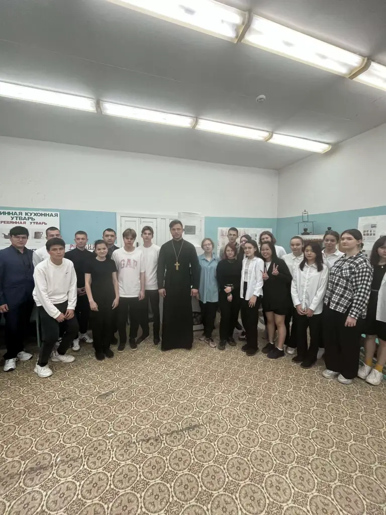 Священник провел беседу со школьниками