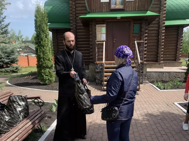 В храме Архангела Михаила состоялась передача продуктов нуждающимся