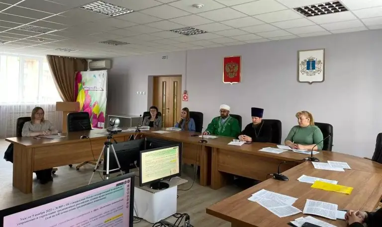 Председатель епархиальной комиссии по вопросам семьи, защиты материнства и детства принял участие в работе круглого стола
