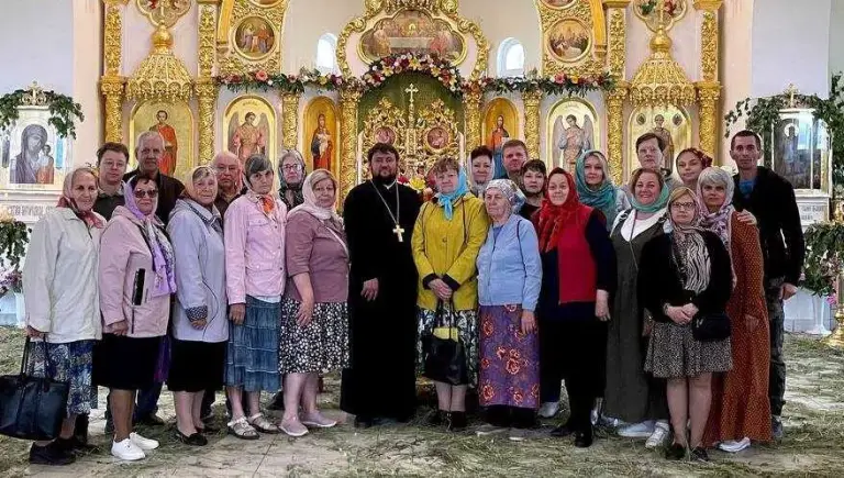 Священник провел экскурсию по храму для людей с нарушениями слуха