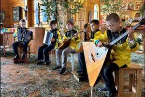В селе Прислониха состоялся праздничный концерт, приуроченный ко Дню Святой Троицы