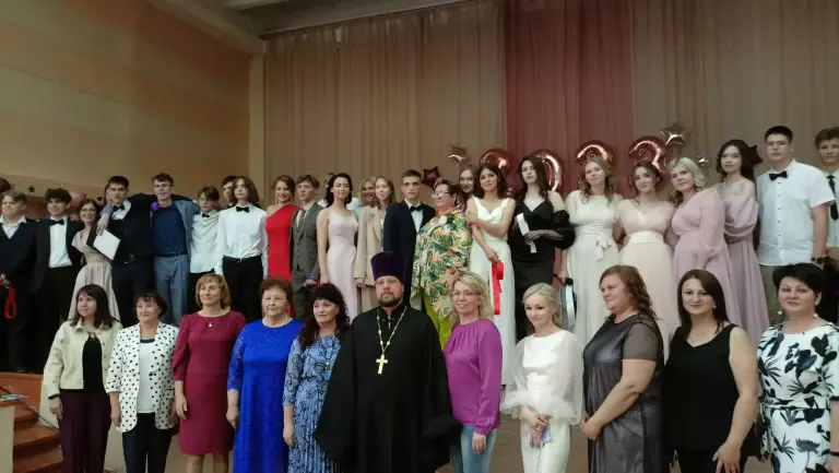 Священник поздравил выпускников школы с получением аттестатов