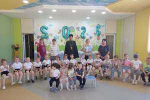 Священник поздравил воспитанников детского сада с Международным днем защиты детей