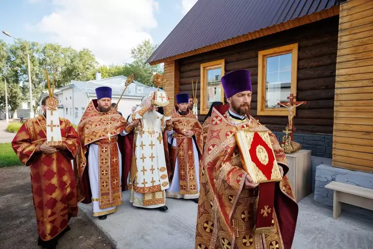 Великое освящение и Божественная литургия в храме в честь иконы Божией Матери «Споручница грешных» на территории ИК-8 г. Ульяновска