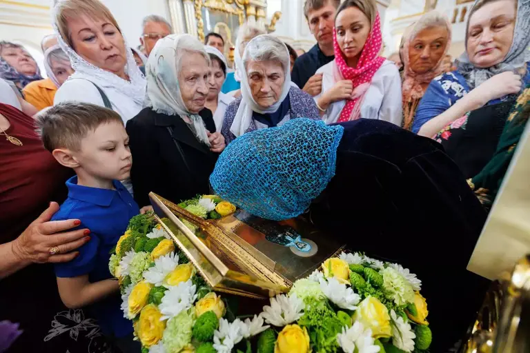 В Спасо-Вознесенском кафедральном соборе пребывают мощи святой блаженной Матроны Московской