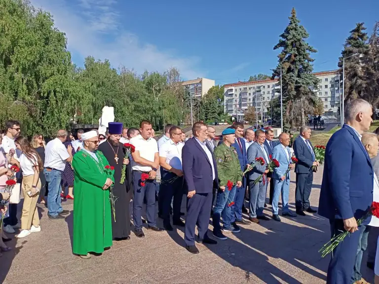 Благочинный принял участие в церемонии возложения цветов к Вечному огню
