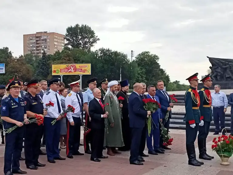 Благочинный принял участие в митинге-реквиеме, посвященном Дню воинской славы России