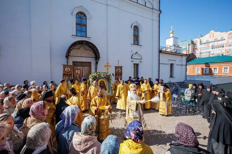 Божественная литургия в храме во имя святых Царственных страстотерпцев при Спасском женском монастыре г. Ульяновска