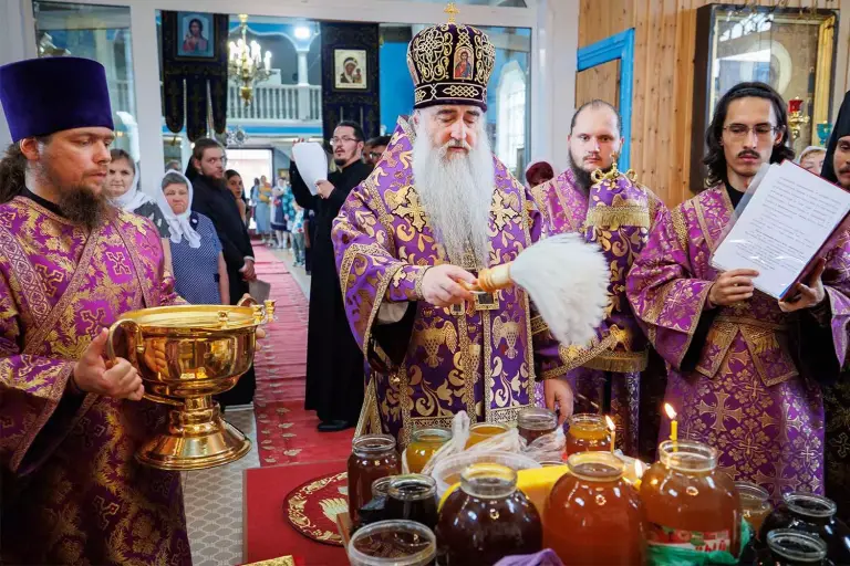 Митрополит Лонгин совершил Божественную литургию в храме в честь Казанской иконы Божией Матери с. Кивать