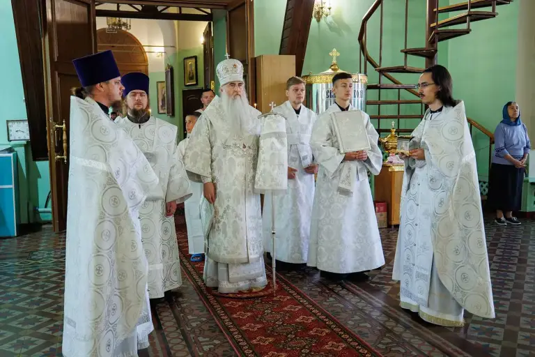 «Печать дара Духа Святаго»: Митрополит Лонгин совершил Крещальную литургию