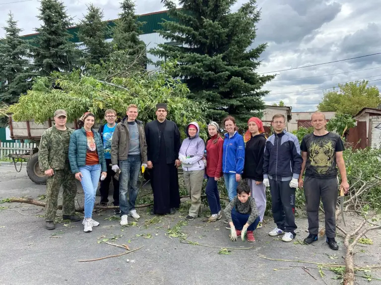 Православные добровольцы совершили трудовой десант в р.п. Сурское
