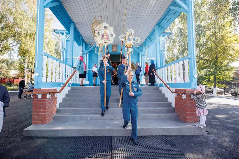 Престольный праздник в Неопалимовском храме: крестный ход и подписание соглашения с МЧС