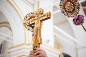«Крест воздвизается днесь, и мир освящается»: Митрополит Лонгин совершил богослужения праздника Воздвижения Креста Господня