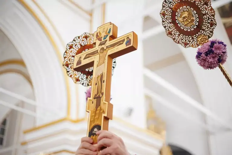 «Крест воздвизается днесь, и мир освящается»: Митрополит Лонгин совершил богослужения праздника Воздвижения Креста Господня