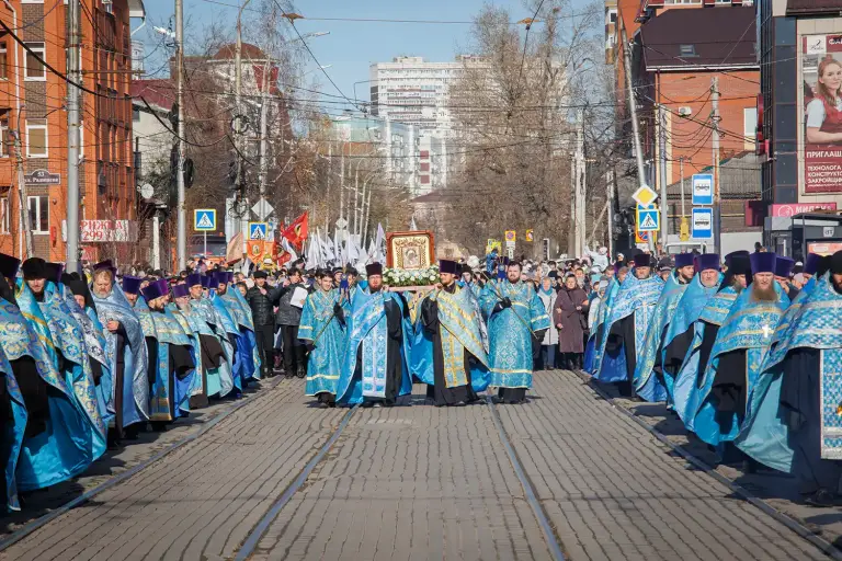 Более пяти тысяч человек приняли участие в первом крестном ходе в день Казанской иконы Божией Матери